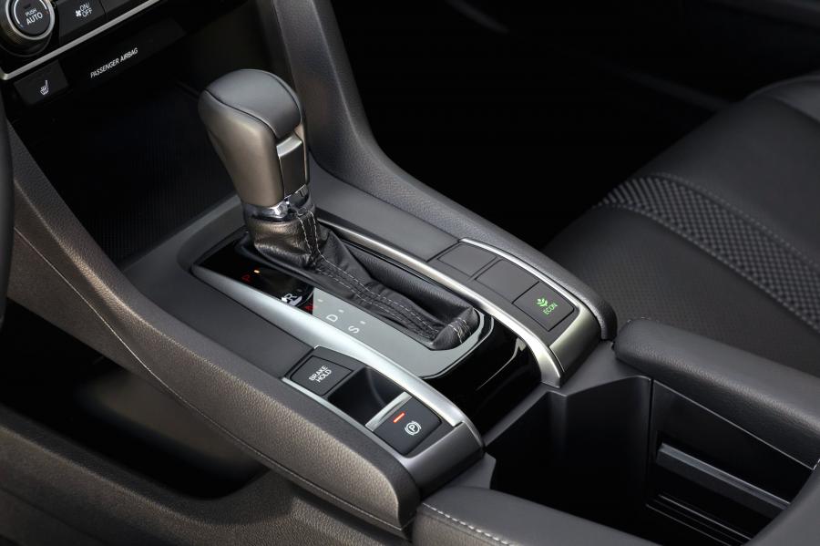 Детали интерьера Honda Civic Sport Touring Hatchback (FK7) 2019 года  (NA) (фото 7 из 12)